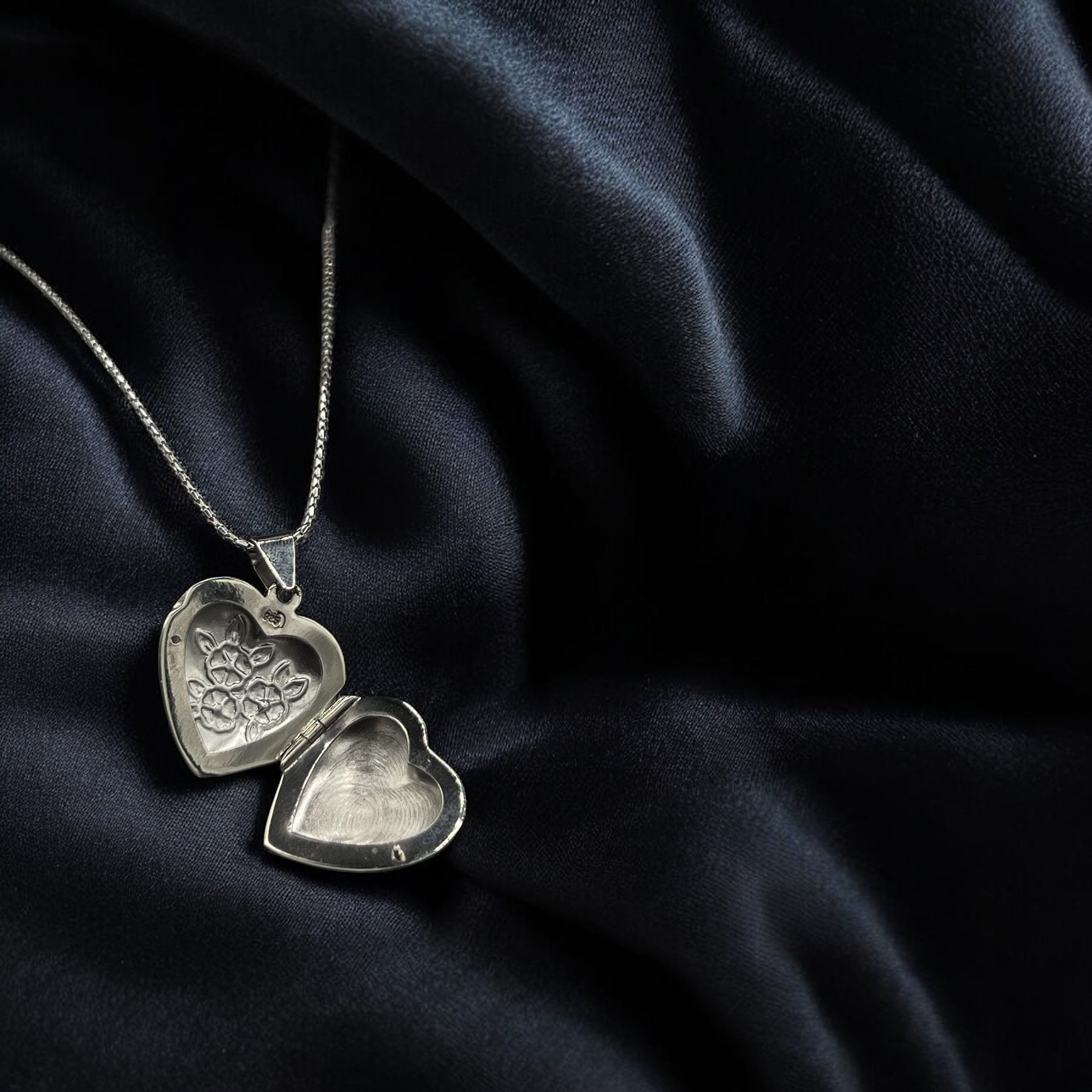 Sterling Silver Floral Heart Pendant – Romantic Vintage-Inspired Necklace