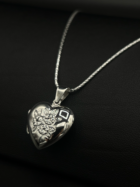 Sterling Silver Floral Heart Pendant – Romantic Vintage-Inspired Necklace