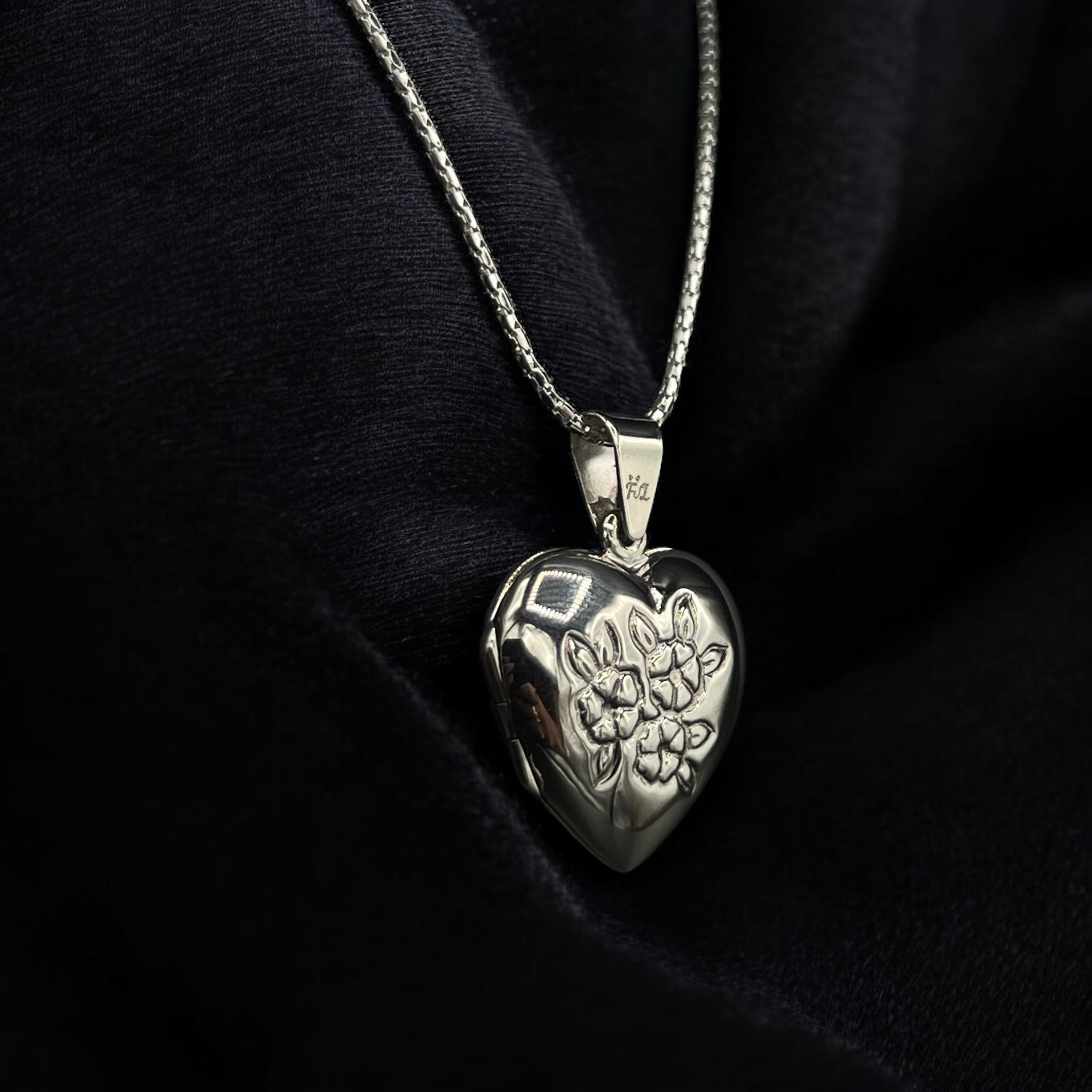 Sterling Silver Floral Heart Pendant – Romantic Vintage-Inspired Necklace